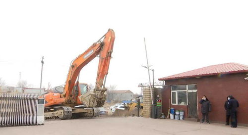 宣化多部门联合执法清理铁精粉散乱污企业